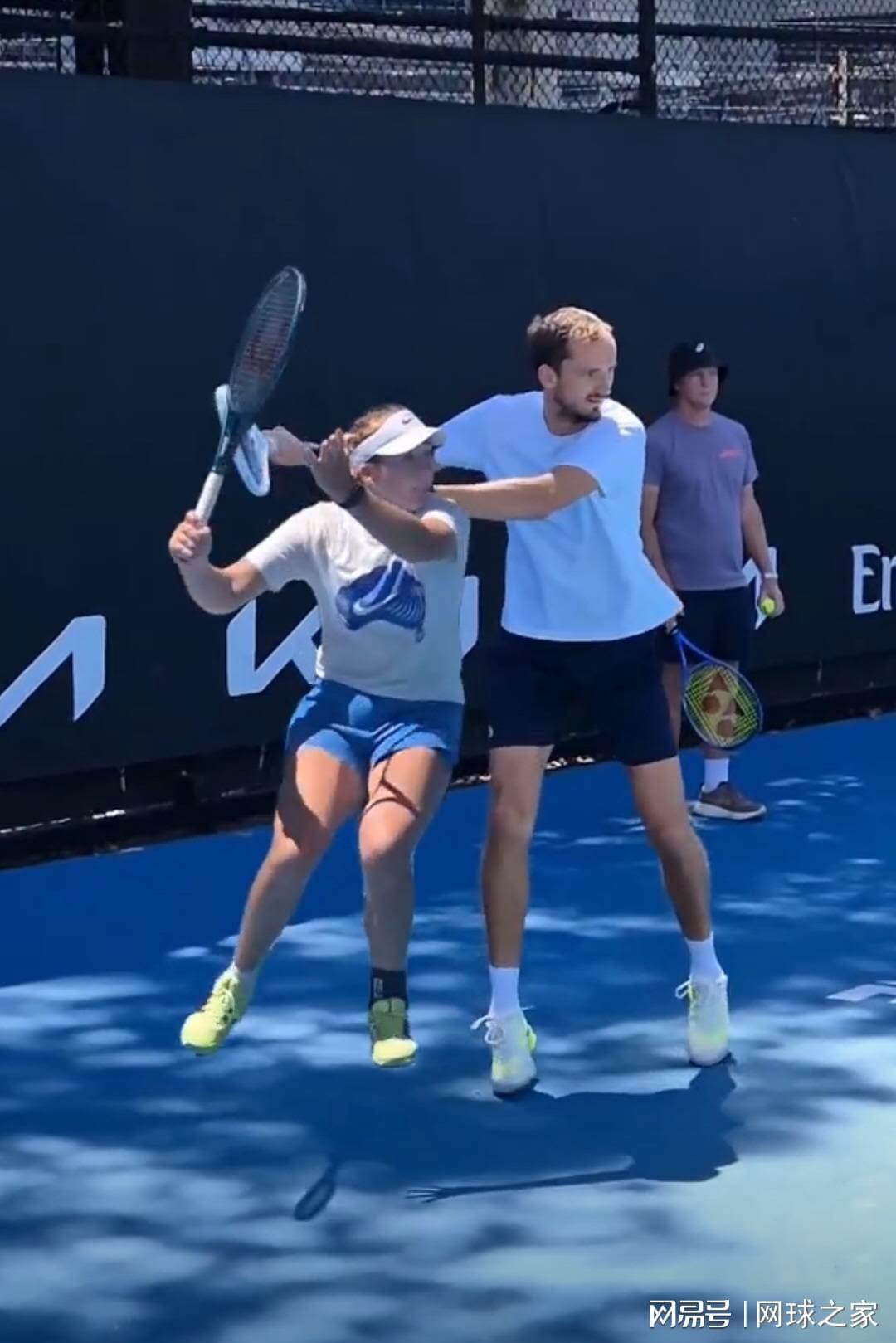 乐鱼官网-外网网友对比小安娃与梅总正手慢动作，这其中很多道理引人深思