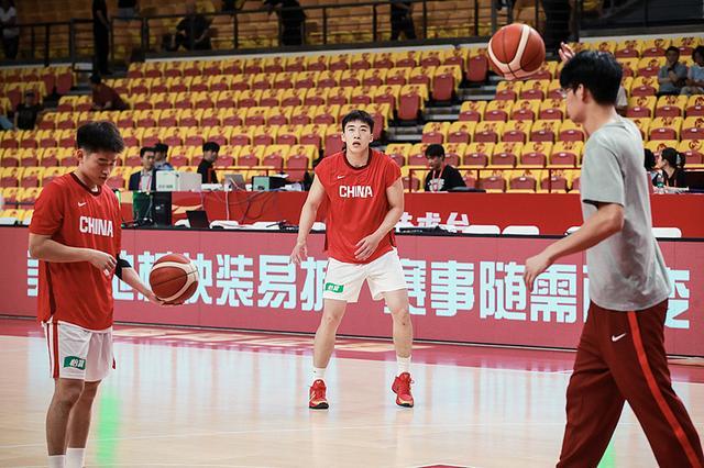 中国乐鱼-中国男篮热身赛险胜，王俊杰两双数据表现抢眼